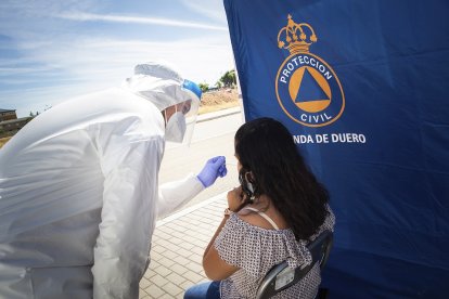 Imagen de realización de pruebas PCR en Aranda de Duero. - PACO SANTAMARÍA