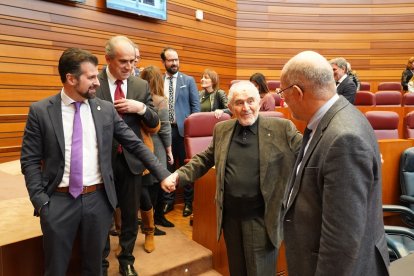 Luis Tudanca saluda al expresidente de la Junta, Demetrio Madrid, ante la mirada de Francisco Igea.- ICAL