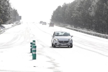 Un coche en una carretera con nieve. E. M. ARCHIVO