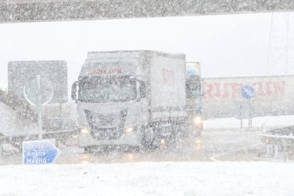 Nieve en una carretera de Castilla y León durante este 19 de enero. -E. M.