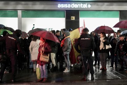 Una imagen de archivo de una de las concentraciones ante la sede del PSOE en Valladolid. ICAL