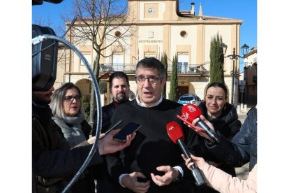 Patxi López junto a Luis Tudanca y Miriam Andrés en Palencia.-ICAL