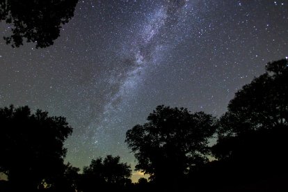 La misma configuración planetaria representada en el Cielo de Salamanca, obra pictórica de finales del siglo XV atribuida a Fernando Gallego que custodia la Usal, se puede observar en el firmamento desde este domingo y hasta el próximo miércoles, 24 de agosto. Una coincidencia que llevaba sin darse desde 1881, 141 años atrás, y que no volver? a tener lugar hasta dentro de al menos 38, según los expertos, es decir en 2060. -ICAL