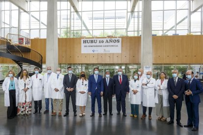 Foto de familia para conmemorar el décimo aniversario del Hospital Universitario de Burgos.- SANTI OTERO