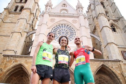 <p style="text-align: justify;">La carrera León Cuna del Parlamentarismo regresó hoy a la ciudad tras el parón provocado por la pandemia con más de 4.000 inscritos con una carrera de 10 kilómetros en la que Jorge Blanco y Laura López se proclamaron vencedores de sus respectivas categorías.</p>