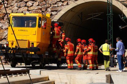 Adif lleva a cabo un simulacro de emergencia con un tren de mercancías como paso previo a la puesta en servicio de la Variante de Pajares de la Línea de Alta Velocidad León-Asturias.- ICAL