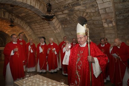 Reparto de agua en la cripta de la Catedral en honor a San Antolín, patrón de la ciudad, en la imagen el obispo Manuel Herrero bebe agua junto a la delegada del Gobierno Virginia Barcones (I), el consejero de Economía y Hacienda, Carlos Fernández Carriedo; la alcaldesa de la ciudad, Miriam Andrés; y la presidenta de la Diputación, Ángeles Armisén, entre otros.- ICAL