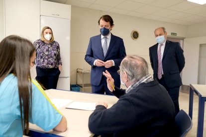 El presidente de la Junta, Alfonso Fernández Mañueco, visita la residencia de mayores ‘Puente de Hierro’, en Palencia junto a la consejera de Familia Isabel Blanco.- ICAL