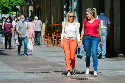 Gente sin mascarilla por la calle. - ICAL