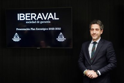 El presidente de Iberaval, César Pontvianne de la Maza, informa en rueda de prensa acerca del nuevo Plan Estratégico 2023-2025 de la sociedad de garantía, y detalla los resultados más relevantes del finalizado en 2022. ICAL