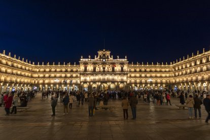 Vista nocturna de la Plaza Mayor de Salamanca.-ICAL