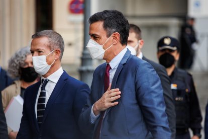 Ander Gil y Pedro Sánchez, a la llegada del presidente del Gobierno al Senado para celebrar la Conferencia de Presidentes telemática. E. P.