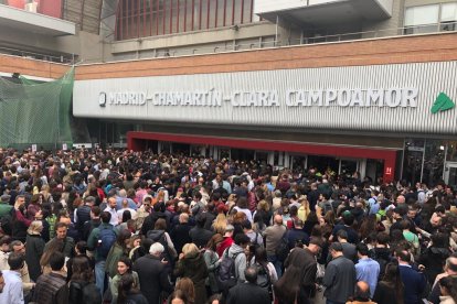 Exterior de la estación de Madrid Chamartín, este viernes por la tarde.- E. M.