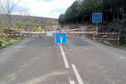 Señalización del cierre de la frontera con Portugal durante el primer confinamiento en marzo del año pasado. - ICAL