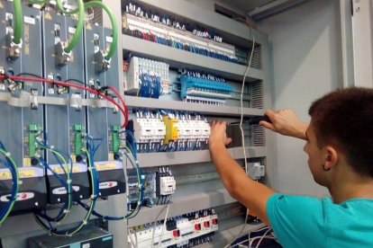 Estudiante de FP durante su formación en una imagen de archivo. -E. M