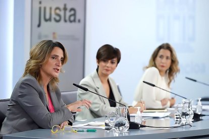 Teresa Ribera, la ministra portavoz Isabel Rodríguez y la titular de Transportes, Raquel Sánchez. E.M.