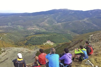 Desde la cumbre, unas buenas vistas al Valle del Sol, Pineda de la Sierra y las cumbres de los Trigaza.- N.S.