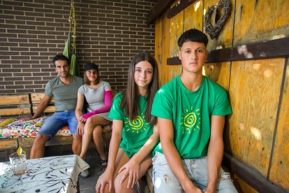 Iris y Eros Ubierna, participantes en el campamento que organiza AECC, junto a sus padres, Roberto Ubierna y Eva Sebastian