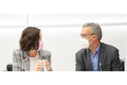 Javier Izquierdo dialoga con la leonesa Andrea Fernández, en una imagen de archivo. ICAL