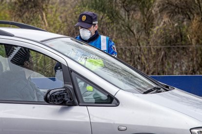 Un agente de Policía Local da el alto a un conductor en un control. RAÚL OCHOA