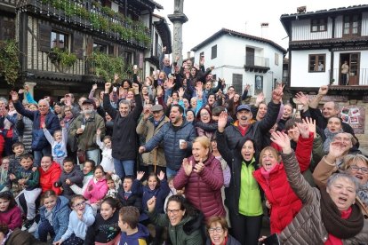 La Alberca en Salamanca celebra el triunfo en Juntos brillamos de la iluminación navideña de de Ferrero Rocher.-ICAL