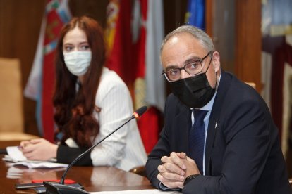 El alcalde de Ponferrada, Olegario Ramón, y la concejala de Bienestar Social, Infancia e Igualdad, Lorena González, en una rueda de prensa.- ICAL