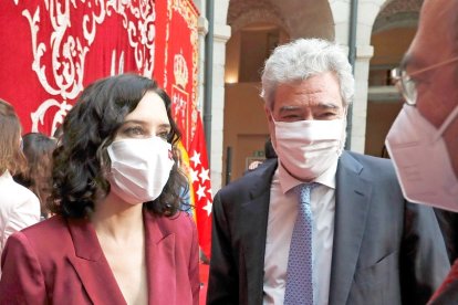 La presidenta de Madrid, Isabel Díaz Ayuso, con su jefe de Gabinete, Miguél Ángel Rodríguez, el pasado junio en la toma de posesión de sus consejeros en la Casa de Correos de Sol. J. MARTÍNEZ