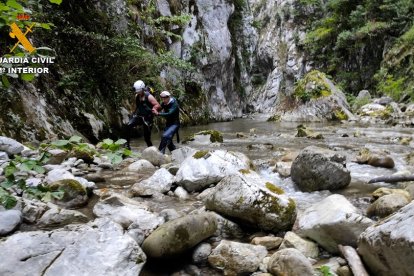 La Guardia Civil rescata a un senderista extraviado en la Canal de la Raíz en Posada de Valdeón (León). - ICAL