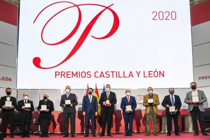 Foto de familia de los galardonados en la última edición de los Premios Castilla y León.- ICAL