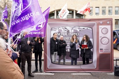 La secretaria de Políticas Sociales e Igualdad de UGT Castilla y León, Victoria Zumalacárregui, y la secretaria autonómica de Mujeres, Igualdad y Políticas Sociales de CCOO, Yolanda Martín junto a los secretarios regionales de CCOO Vicente Andrés y UGT Faustino Temprano en una concentración con motivo del Día Internacional de la Mujer. - ICAL