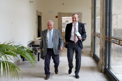 El consejero de Cultura,Turismo y Deporte de la Junta de Castilla y León, Gonzalo Santonja, y el director general de Turismo, Ángel González. ICAL