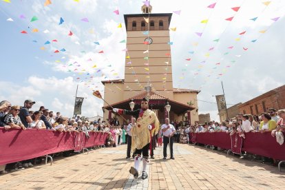 Celebración del Corpus Christi en Laguna de Negrillos en León, con la representación de la figura de San Sebastián.- ICAL