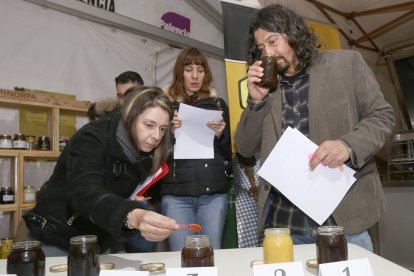 Un momento de la cata de miel en la feria. - ICAL