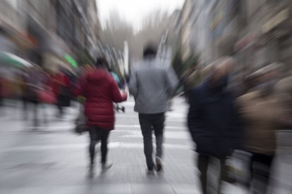 Gente caminando por el centro de Valladolid. PHOTOGENIC | IVÁN TOMÉ