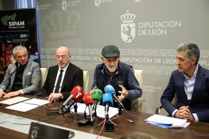 El vicepresidente de la Diputación y presidente del Consorcio del Aeropuerto de León, Matías Llorente, con el concejal de Hacienda, Carmelo Alonso y el director comercial de Air Nostrum, Juan Corral.- ICAL