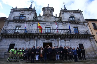 Minuto de silencio por los guardias civiles de Barbate en Ponferrada - ICAL