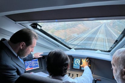 El ministro Óscar Puente subido en el nuevo Avril que circula ya en pruebas por línea Madrid-Galicia.- E. M.