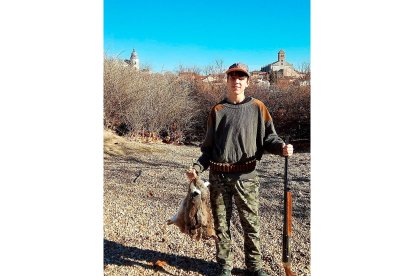 Un joven cazador de 16 años muestra el resultado de una mañana de caza. | E.M.