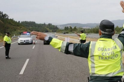 Agentes de la Guardia Civil de Tráfico, en una imagen de archivo. E. M.