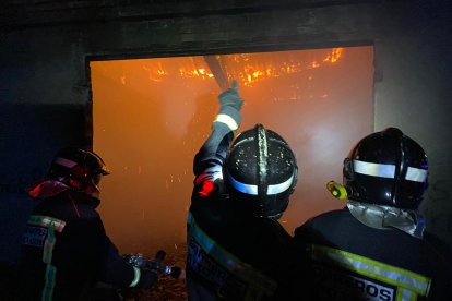 Los bomberos intervienen en un incendio en una vivienda abandonada. - ICAL