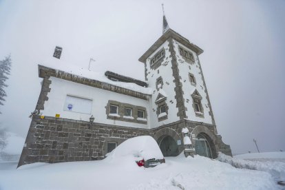 Vehículo cubierto de nieve en el Puerto de Pajares de León.- E. M