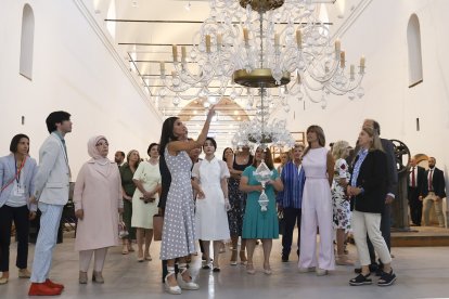 La reina Letizia con los acompañantes de los mandatarios que asisten a la cumbre de la OTAN en su visita a la Fábrica de Vidrio en la Granja de San Idelfonso, Segovia.- ICAL