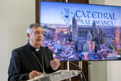 El obispos de Salamanca, José Luis Retana, inaugura el nuevo espacio expositivo del Palacio Episcopal.-ICAL