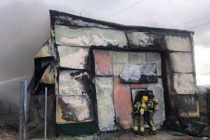 Los Bomberos actúan en la instalación afectada por el fuego. BOMBEROS DE BURGOS