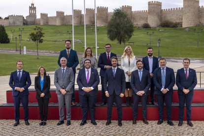 El presidente del Grupo Ciudades Patrimonio de la Humanidad de España (GCPHE) y alcalde de San Cristóbal de la Laguna, Luis Yeray Gutiérrez, y el alcalde de Ávila, Jesús Manuel Sánchez Cabrera, ofrecen una rueda de prensa tras la Asamblea Extraordinaria por el XXX aniversario del GCPHE. En el Palacio de Superunda. Previamente descubrieron una placa conmemorativa por el XXX aniversario del GCPHE.- ICAL