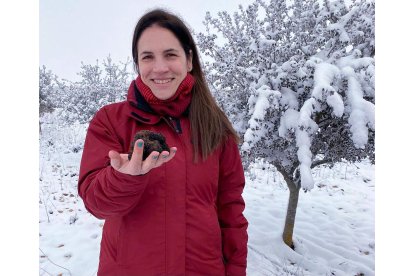 La gerente, Marta de Pablo, con una trufa negra de su explotación.- E. M.