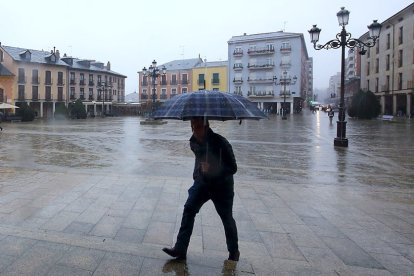 Imagen de archivo de un transeúnte bajo la lluvia en Ponferrada.- ICAL.