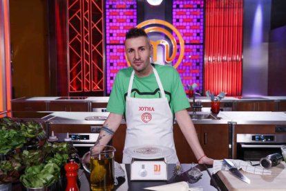 Jota en los fogones de Masterchef. / J. HERRAEZ RTVE