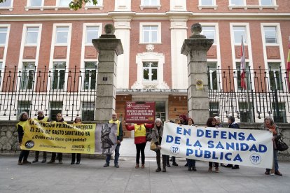 La Plataforma por la Atención Primaria de Castilla y León escenifica frente a la Consejería de Sanidad de la Junta de Castilla y León la entrega de las más de 440.000 firmas recogidas en todo el país por Amnistía Internacional para reclamar que los gobiernos autonómicos dediquen el 25 por ciento del gasto a la Atención Primaria. -ICAL.