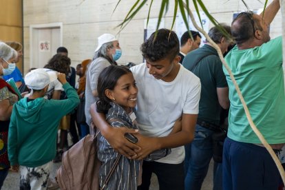 Llegada de 136 niños saharauis al aeropuerto de Valladolid para pasar el verano con familias de Castilla y León, en el marco de Vacaciones en Paz.- Ical